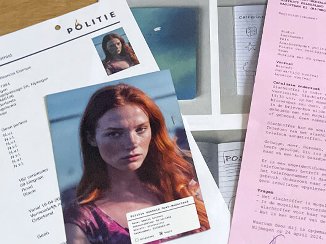 Bewijs en documenten op tafel tijdens onderzoek